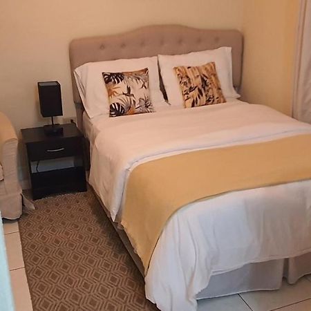 Hastings Towers 4D - Studio Apt Opp Beach 브리지타운 외부 사진