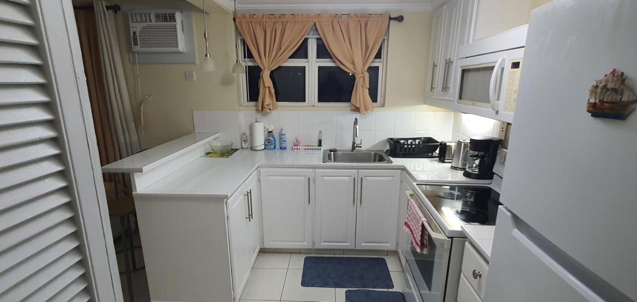 Hastings Towers 4D - Studio Apt Opp Beach 브리지타운 외부 사진