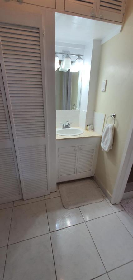 Hastings Towers 4D - Studio Apt Opp Beach 브리지타운 외부 사진